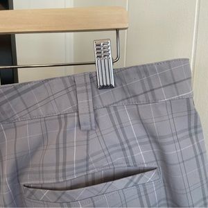 Under Armour Activewear Gray Plaid Flat Front Chino Golf Shorts Mens 40x11 *NOTE